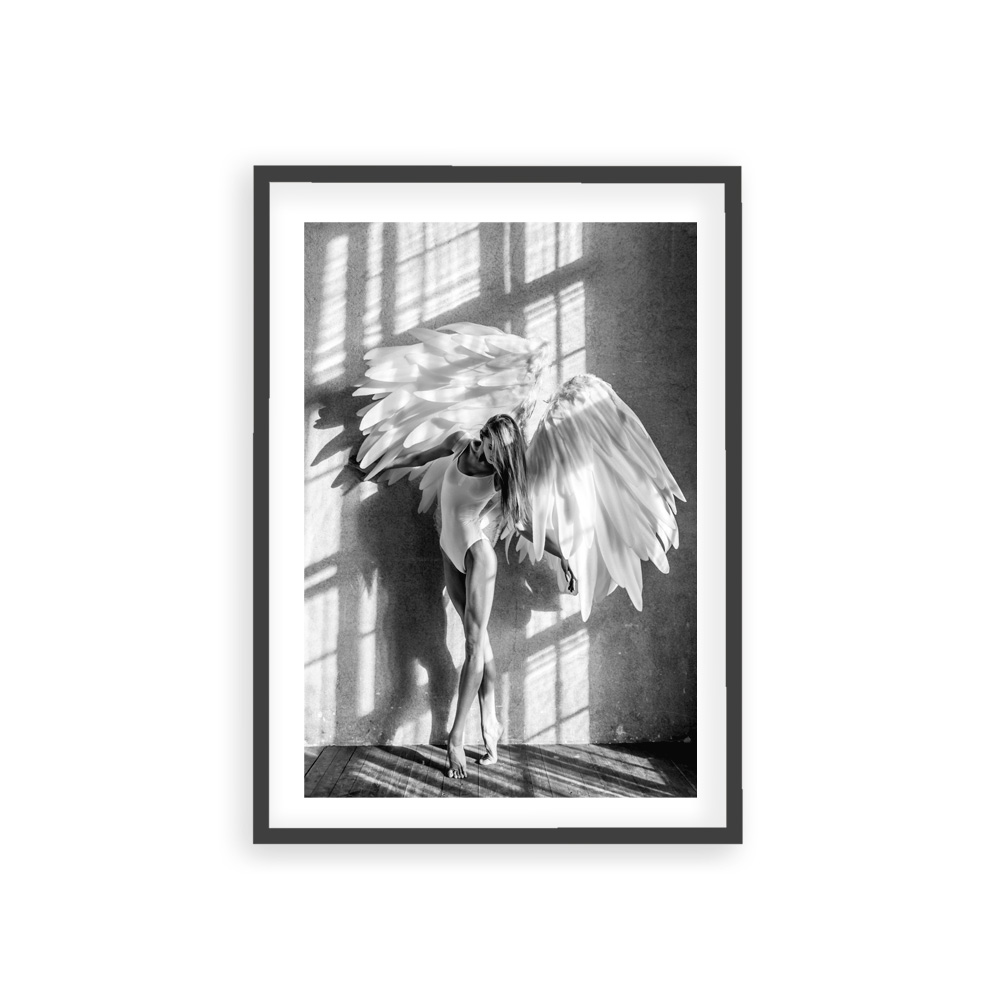 Plakat Angel woman kobieta z białymi skrzydłami, czarno-biały w ramie
