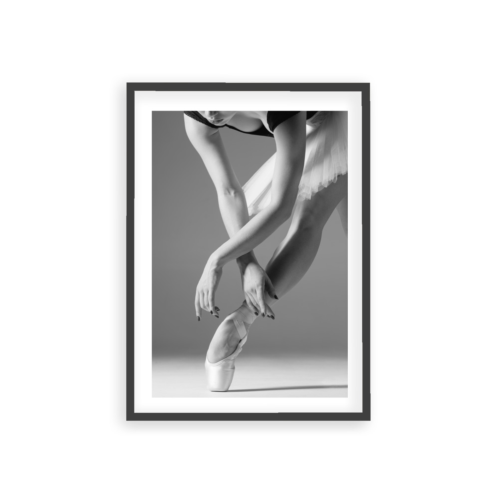 Plakat Ballerina cross z tańczącą baleriną w czarno-białych kolorach